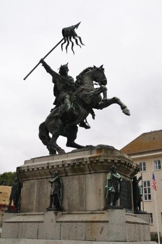 DSC_0279.jpg - La statue de Guillaume Le Conquérant à Falaise