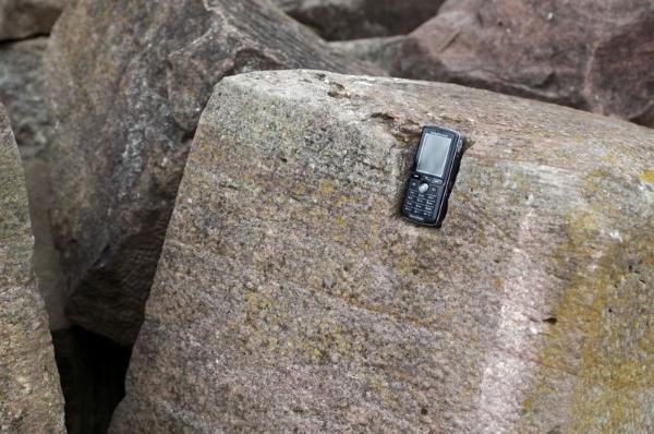 stone-age-phone.jpg - Un portable à l'âge de pierre