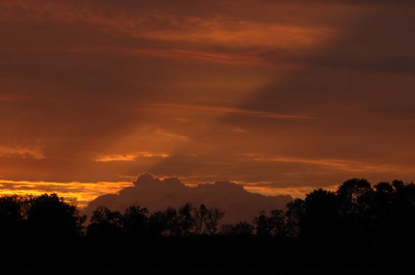 _SC_0226-800.jpg - Couché de soleil derrière des nuages menaçants